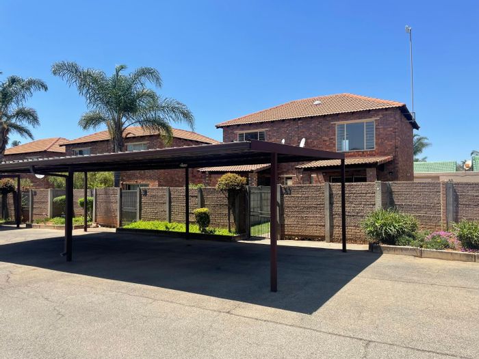 2 Bedroom Townhouse For Sale in Florida Glen with garden, security, and parking.