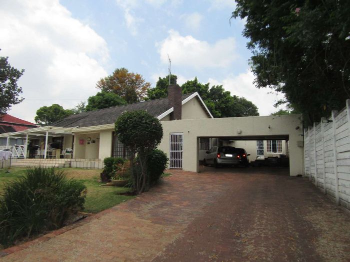 Sunningdale House For Sale: 5 bedrooms, pool, playroom, ample parking, electric fence.