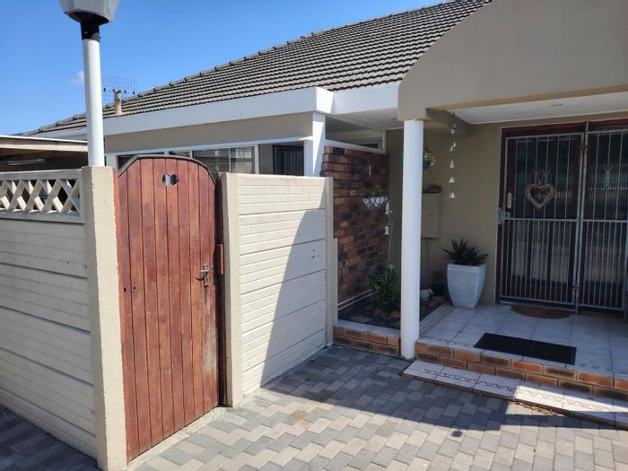 Cottage To Rent in Parow Central: Separate entrance, secure parking, fiber ready.