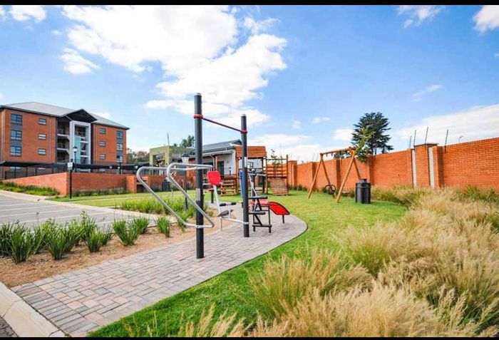 To Rent: 3-bedroom apartment in Modderfontein with garden, pool, and gas amenities.
