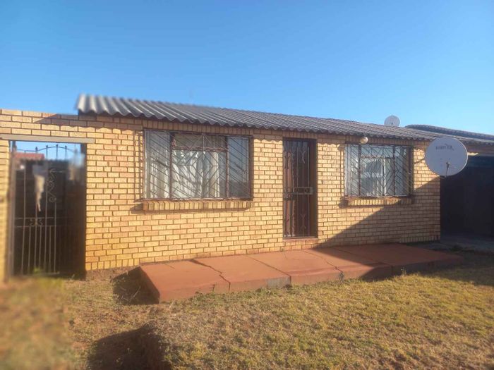 Diepkloof Zone 4 House For Sale: 5 bedrooms, external rooms, parking, expansion potential.