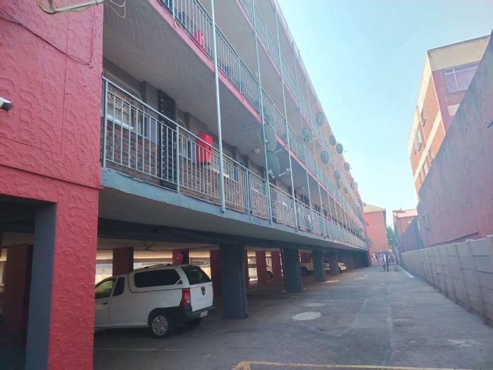 Centrally Located Apartment in Kempton Park Central - For Sale, 1 Bed, Parking Included.