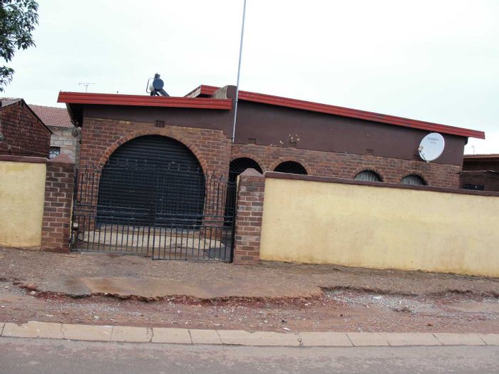 Tembisa Central House For Sale: Spacious layout, garden, and secure parking available.