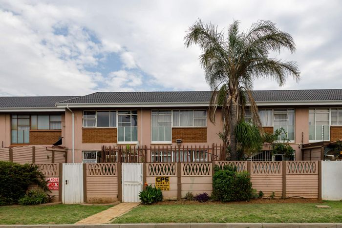 Brackenhurst Townhouse For Sale: 2 beds, pet-friendly garden, secure parking, prime location.