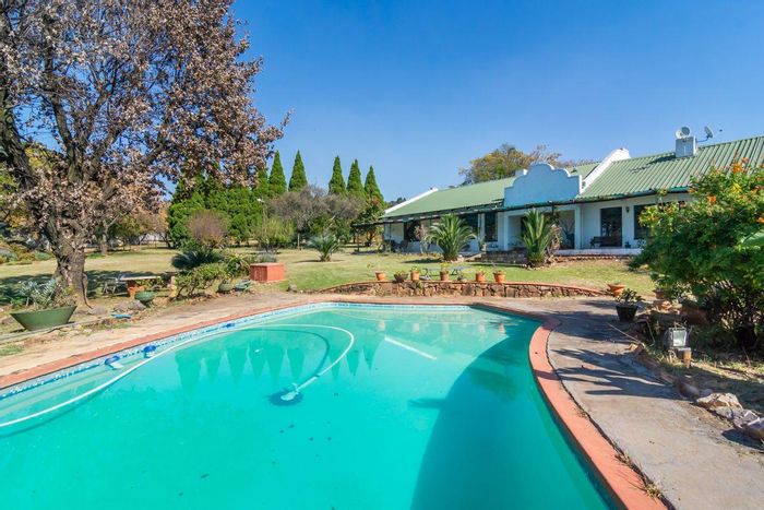 Protea Ridge Small Holding For Sale: Two portions, cottages, pool, solar power.