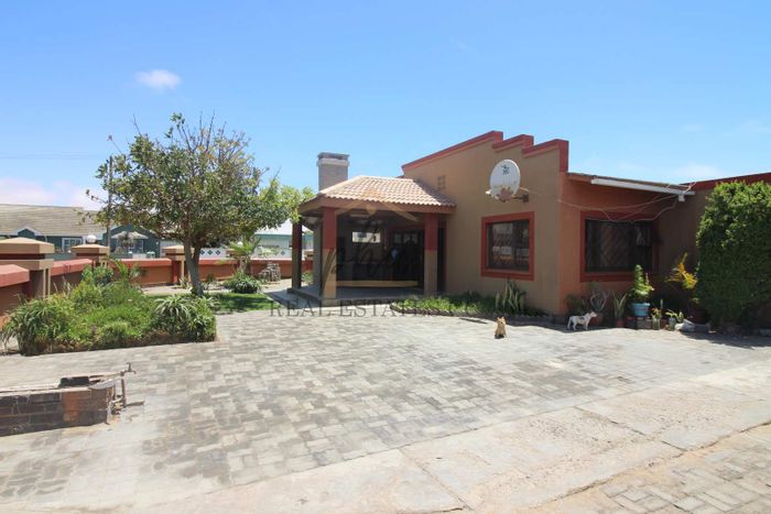 Kramersdorf House For Sale: Spacious home with flat, garage, and outdoor braai.