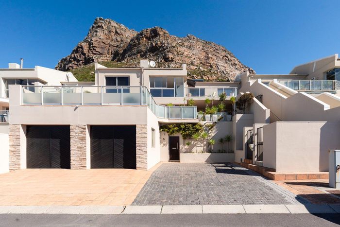 Stunning Muizenberg Central Apartment For Sale: Scenic Views, Spacious Living, Pet-Friendly!