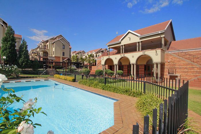 Bryanston Apartment To Rent: Secure complex, pool, fiber-ready, pet-friendly for cats.