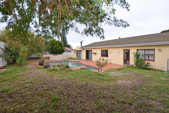 Blouberg House For Sale: 3 beds, pool, braai area, secure with rental income.