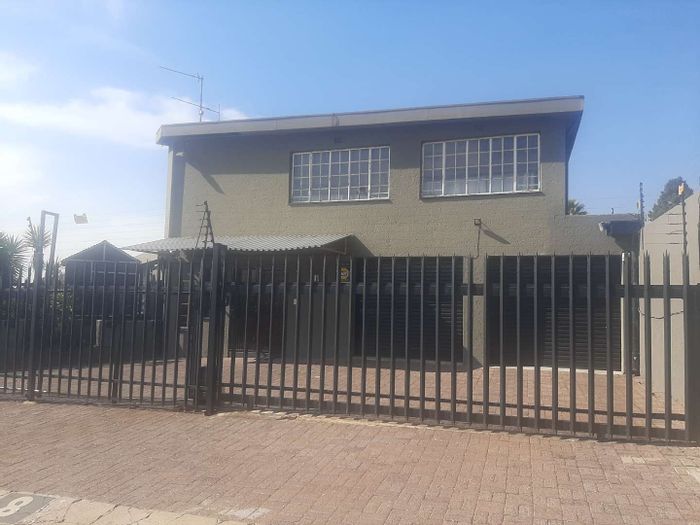 Rewlatch House For Sale: 4 bedrooms, pool, garden, flatlet, and ample parking.