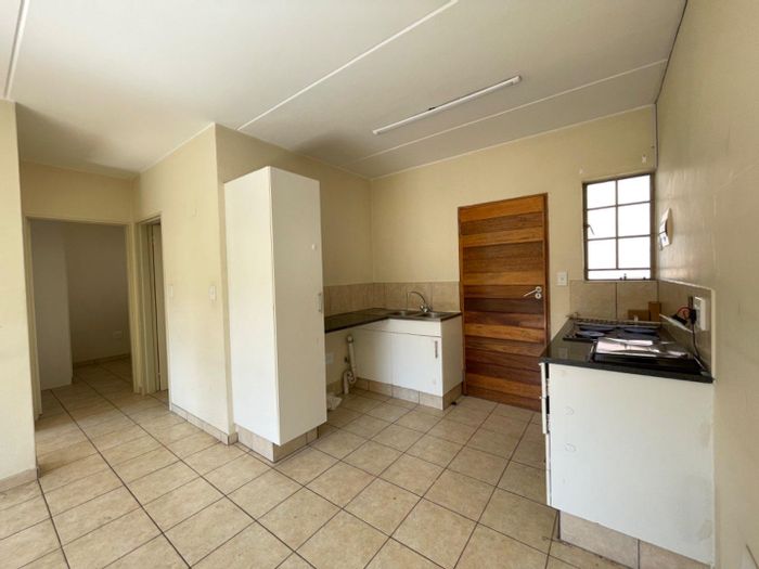 Edenvale Central Apartment To Rent: 2 bedrooms, prepaid utilities, parking included.