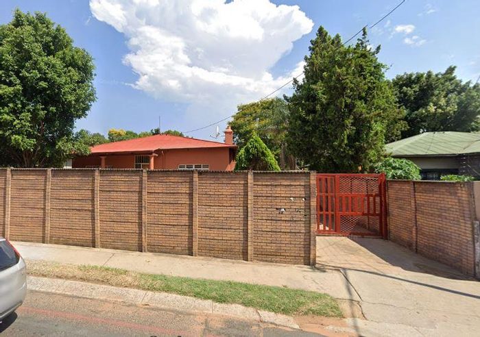Private rooms with kitchenettes and secure parking in Capital Park, To Rent.