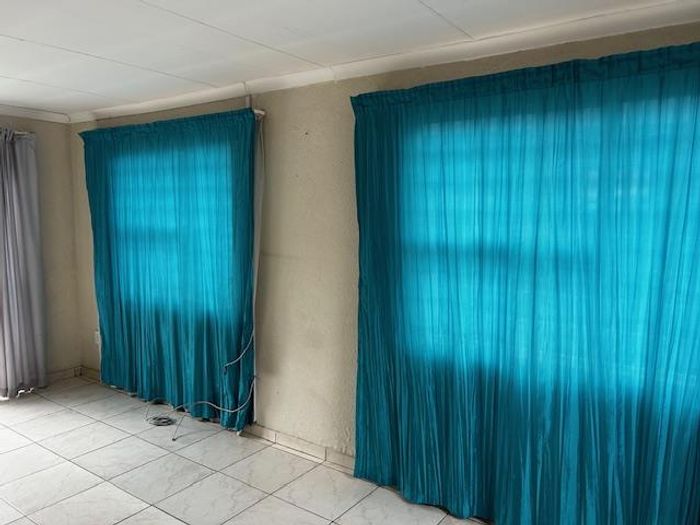 Cottage To Rent in Brackendowns: 1 bed, private garden, prepaid electricity.