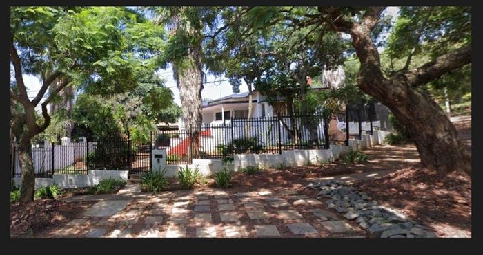 Spacious Muckleneuk house with 5 bedrooms, extra building, and entertainment areas for sale.
