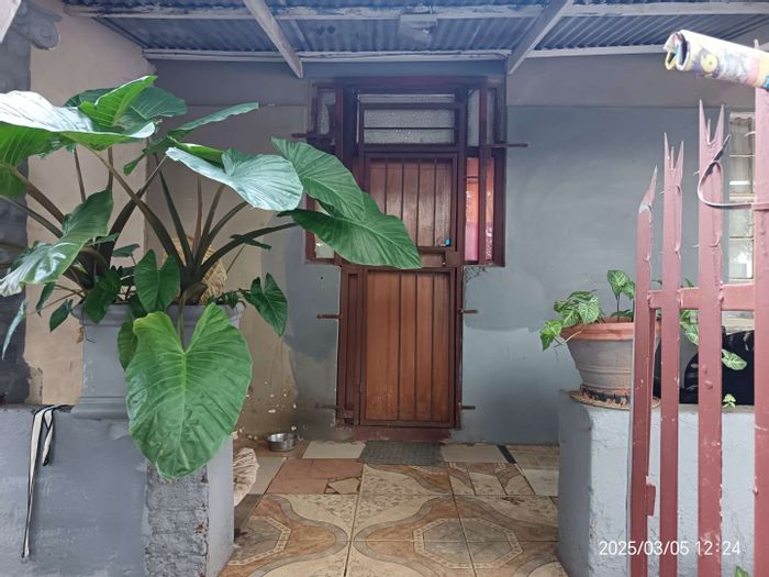 Newlands House For Sale: 5 bedrooms, 3 bathrooms, tandem garage, investment potential.