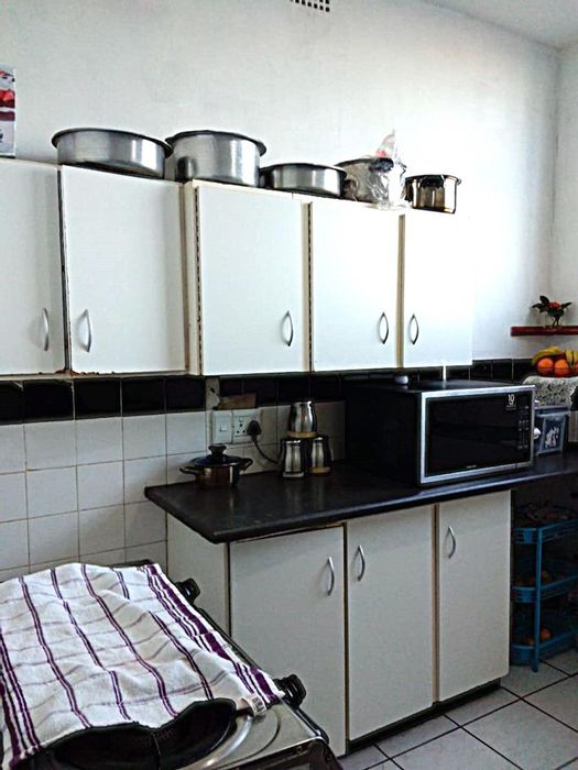 For Sale: 2-Bedroom Apartment in Symhurst with Parking and Visitor Access.