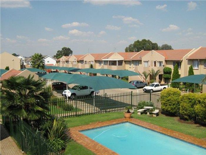 Beyerspark Apartment To Rent: 2 beds, pool, braai area, close to schools.