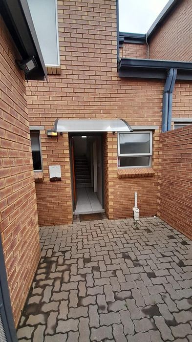 For Sale: Glen Marais Townhouse with 3 beds, 2 baths, and 24-hour security.