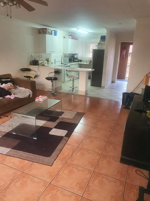 For Sale: 2-Bedroom Apartment in Florida with Pool, Security, and Parking.