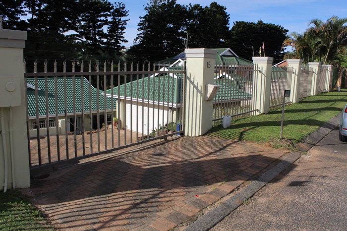 3-Bedroom House To Rent in Somerset Park with pool, garage, and security features.