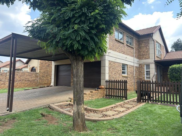 Glen Marais House To Rent: 4 beds, security complex, garden, energy-efficient features.