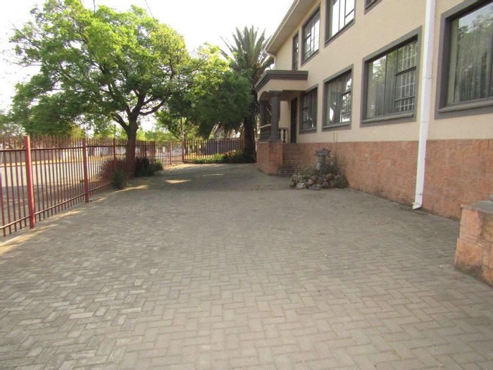 Northmead Apartment To Rent: Spacious living, open kitchen, secure parking, and utilities included.