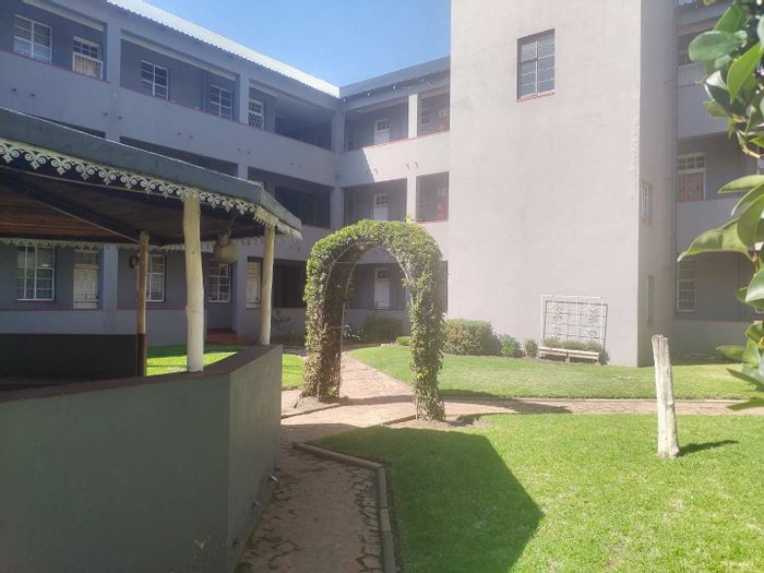 1 Bedroom Apartment in Benoni Central For Sale with Communal Entertainment Area