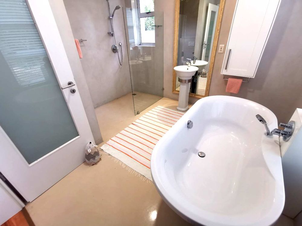 ONE OF THE GROUND FLOOR 3 BEDROOMS HAVE THIS FULL EN-SUITE