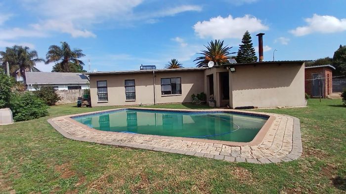House for Sale in Bonaero Park: 3 Bedrooms, Pool, Lapa, Security Features.