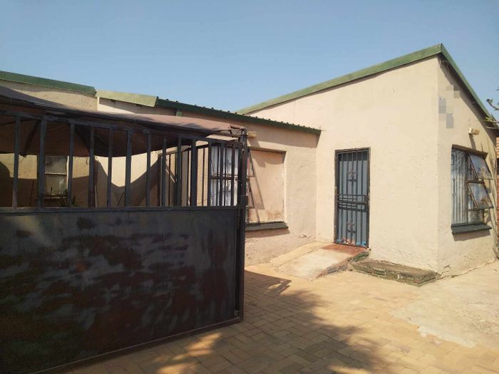 House for Sale in Soshanguve Ext: 2 Bedrooms, carport, near schools and amenities.