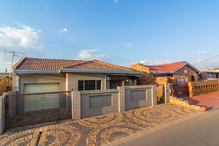 Property #2138926, House pending sale in Kagiso