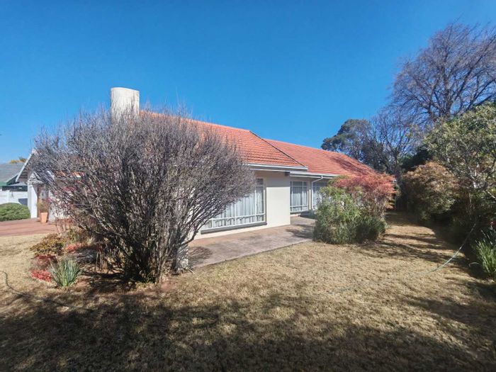 Doringkloof House For Sale: 4 Bedrooms, pool, solar system, close to amenities.