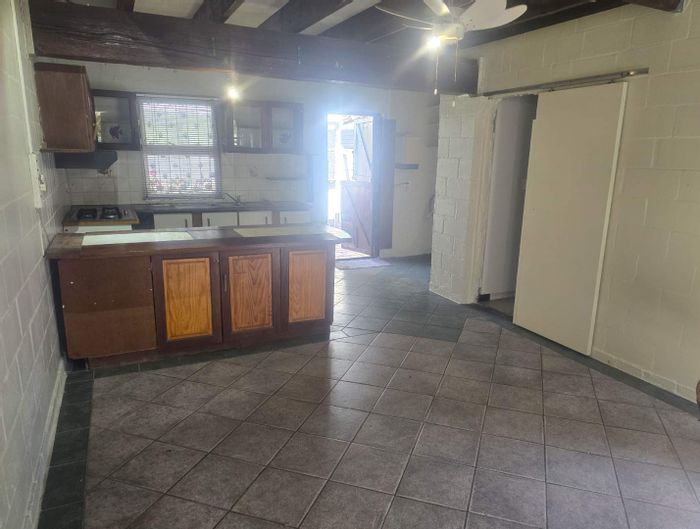 Townhouse in Chrismar To Rent: Open-plan living, courtyard, loft bedroom, prepaid utilities.
