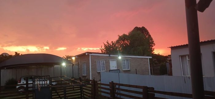 Villiers Central House For Sale: 5 rental units, borehole, ample parking.