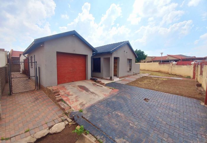 Danville House For Sale: 3 Bedrooms, Open-plan Kitchen, Secure Yard, Close to Pretoria.