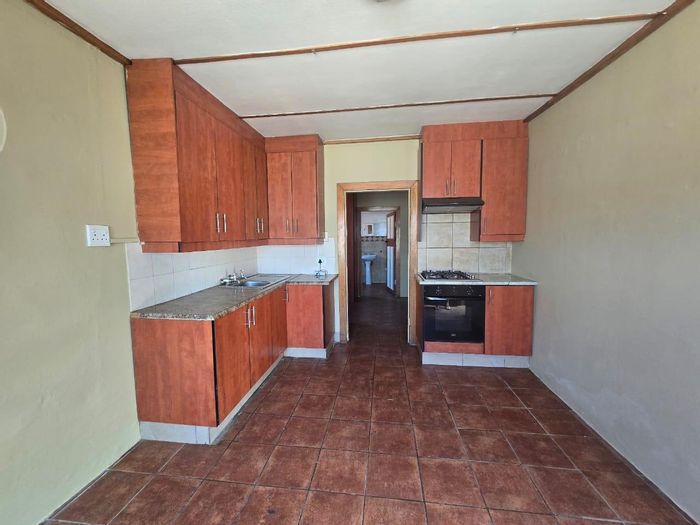 Cottage To Rent in Benoni AH: 1 Bed, pool access, prepaid utilities, secure parking.