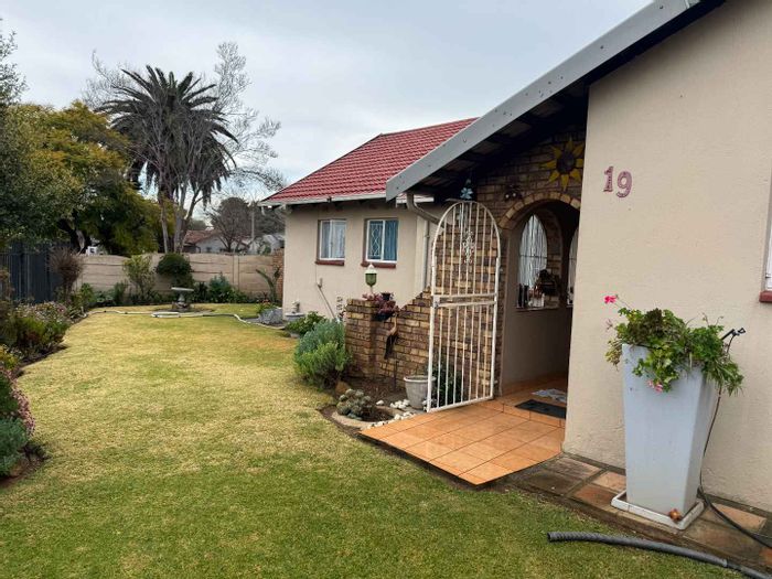 For Sale: Spacious Verwoerdpark House with Pool, Lapa, and Bachelor Pad.