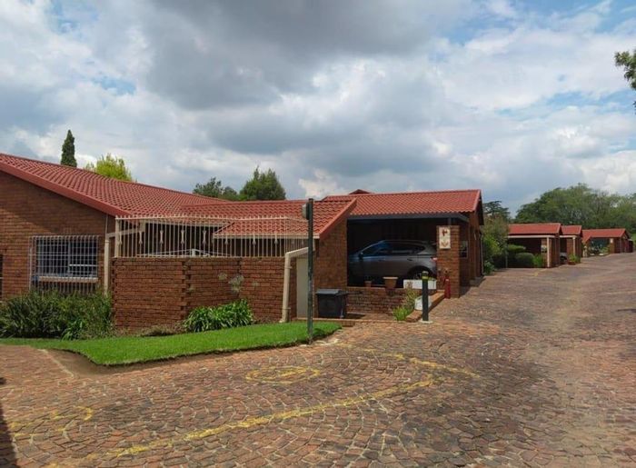 Property #2220437, Townhouse for sale in Corlett Gardens