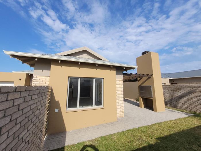 For Sale: House in Mooikloof Country Estate with 3 beds, double garage, amenities.