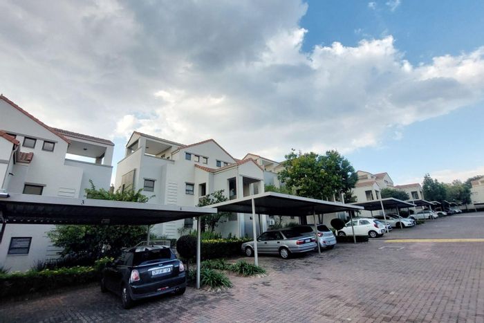 Douglasdale Apartment To Rent: 2 beds, pool access, rooftop terrace, convenient location.