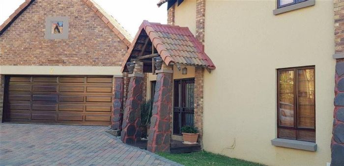 For Sale: Glen Marais Townhouse with air-conditioned loft, double garage, near schools.