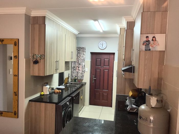 Benoni AH Apartment For Sale: 2 Bedrooms, Garden, Patio, Spacious Living Area.