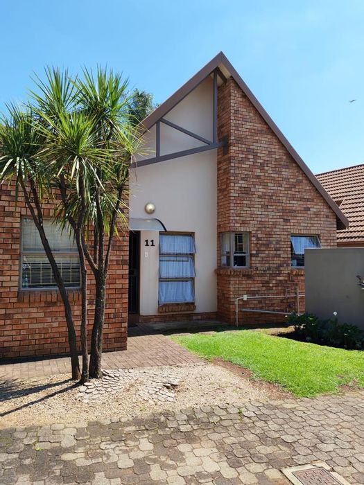 Eldoraigne Ext 6 Townhouse For Sale: 2 beds, pet-friendly, covered entertainment area.
