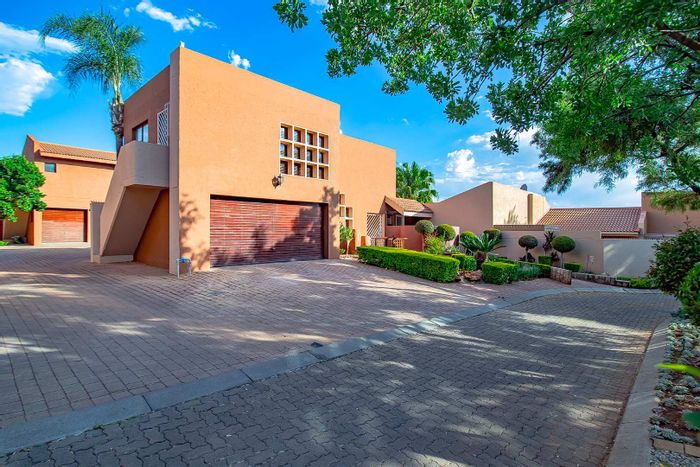 For Sale: Faerie Glen Townhouse with 3 beds, solar power, and secure estate amenities.