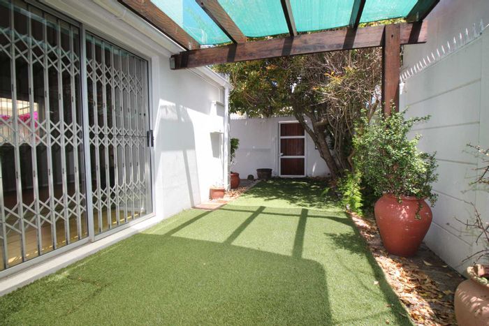 Claremont House To Rent: 2 beds, patio, secure parking, pet-friendly, near amenities.