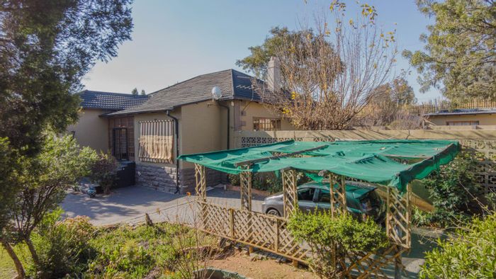 For Sale: Spacious Westdene House with 5 Bedrooms, Large Garden, and Tandem Garage.