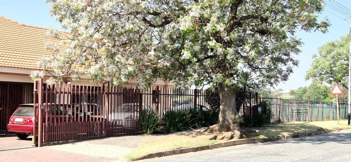 Robertsham House For Sale: 3 Bedrooms, Pool, Entertainment Room, Approved Extension Plans.