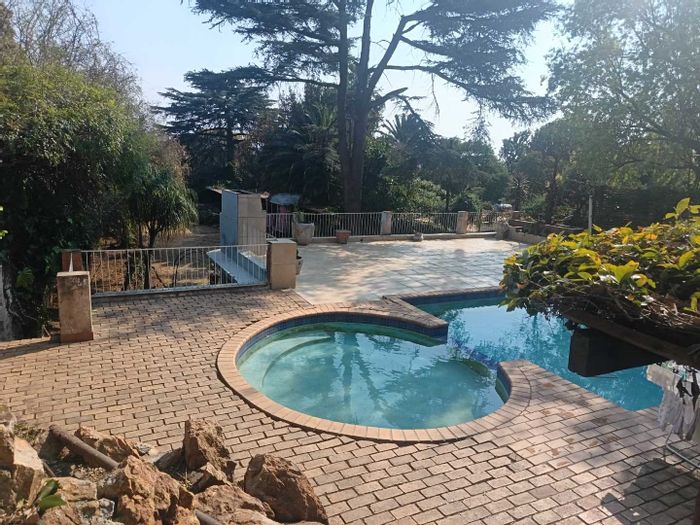 Kensington House For Sale: 5 Bedrooms, Pool, Garden, and Development Potential.