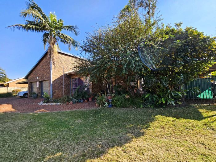 Ninapark House For Sale: 3 beds, flatlet, garages, braai area, borehole.