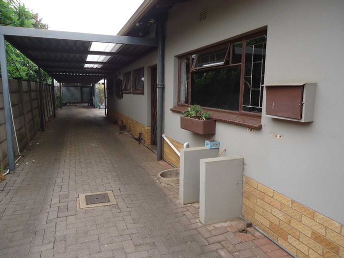 Rietfontein House To Rent: 3 Bedrooms, communal pool, electric fence, prepaid utilities.